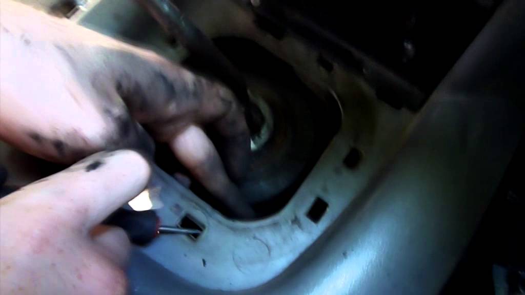 БОЛТАЕТСЯ РЫЧАГ КПП - лечим эту проблему очень легко + замена пыльника кулисы КПП