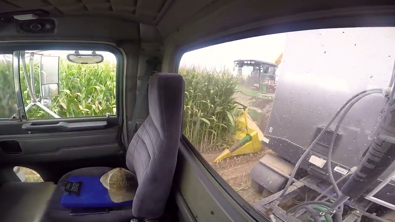 Peterbilt 379 Cummins N14 and John Deere 7750 | Loading Corn Silage(1/2)