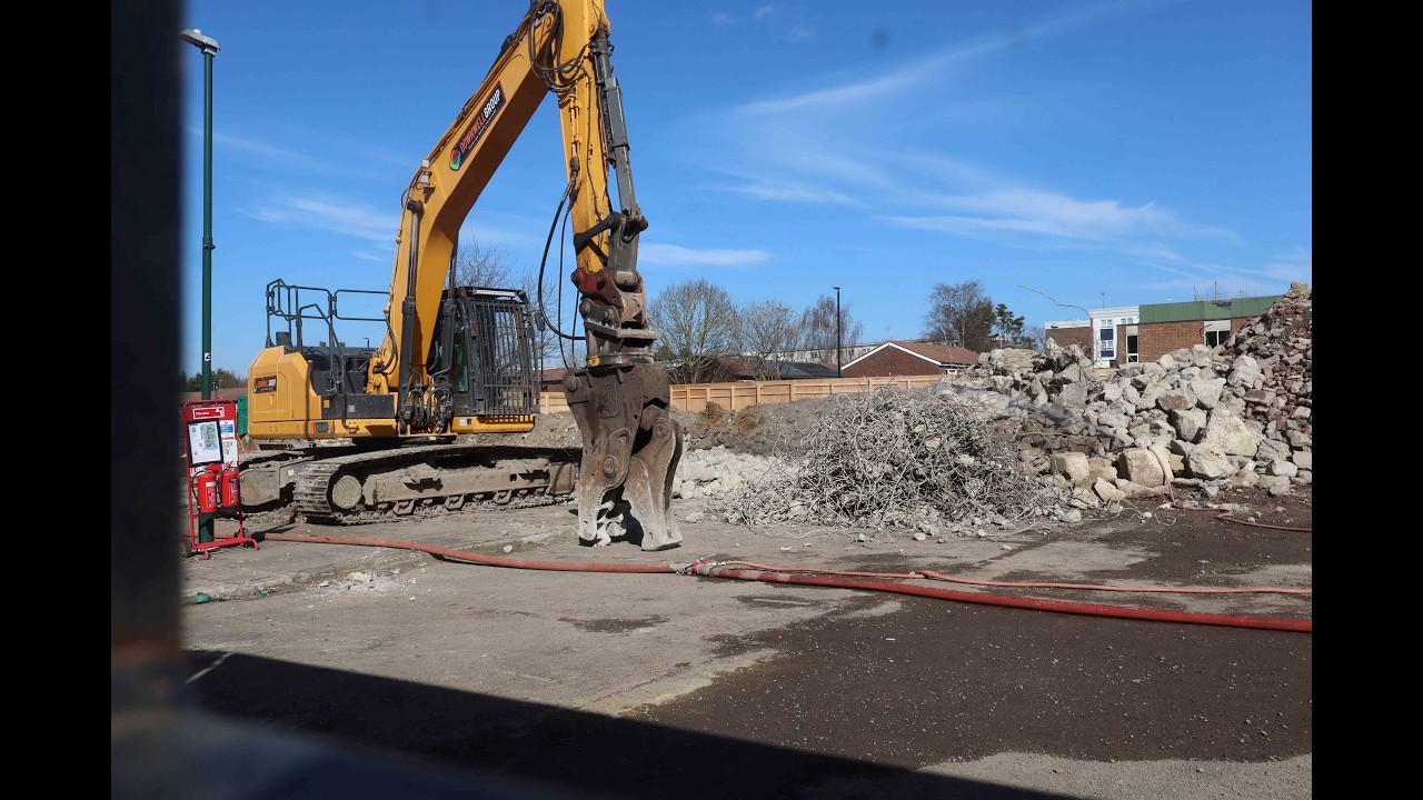 30 ton digger at work in Sutton Day 22 (17.03.2026) Try to stop me from filming :(