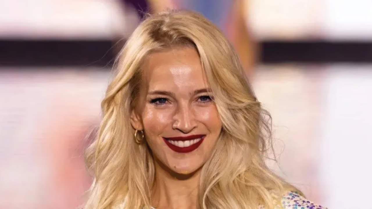 Luisana Lopilato deslumbró en la Semana de la Moda de París con un minivestido con tajo extremo