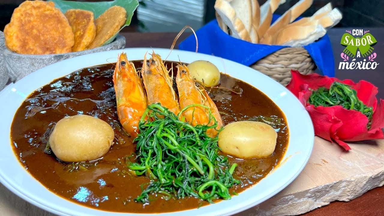 TORTITAS de CAMARÓN FRESCO y MOLE con ROMERITOS, la PERFECTA Combinación / #ConSaborAMexico