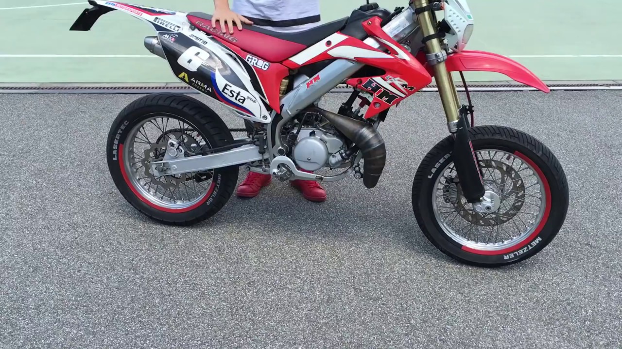 ragazzo impara ad andare in moto