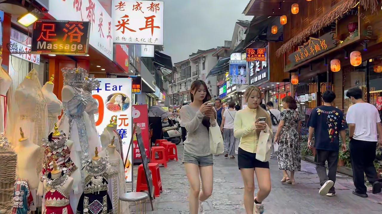 桂林街拍-陽朔西街-灕江。Yangshuo West Street - Li-Jiang River. Streets in Guilin on Sunday, June 1, 2025.