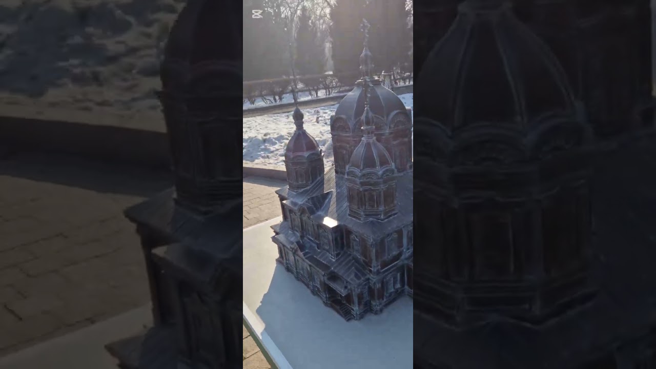 #алматы. Вознесенский кафедральный собор. Парк 28-ми Панфиловцев. Каток, горка для детей. Зима. Ёлка