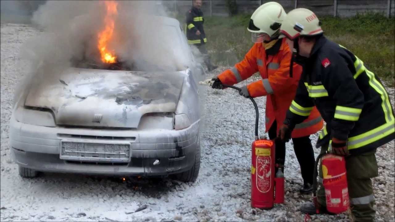 Autobrand mit Feuerlöscher bekämpfen