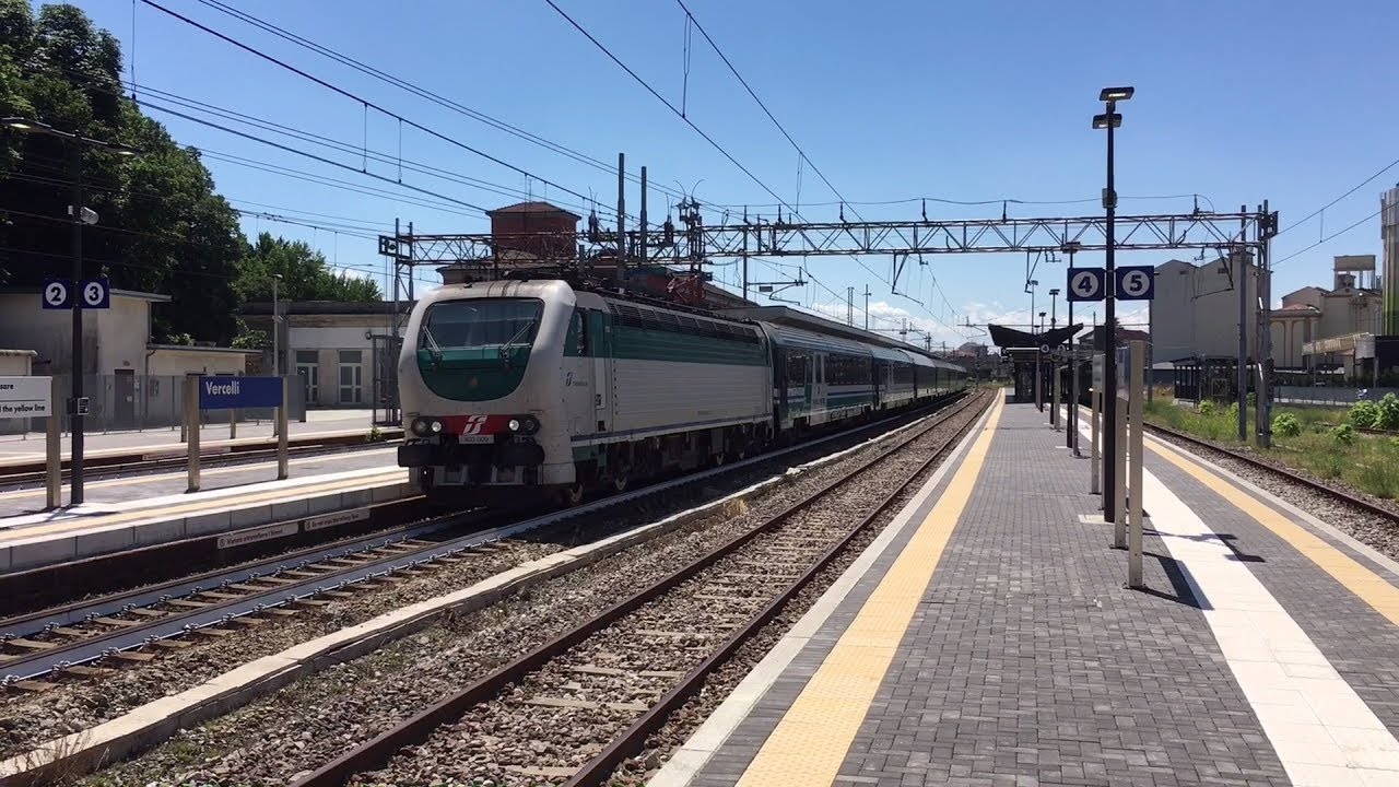 Treno Intercitynotte 795 in arrivo e partenza da Vercelli con annuncio