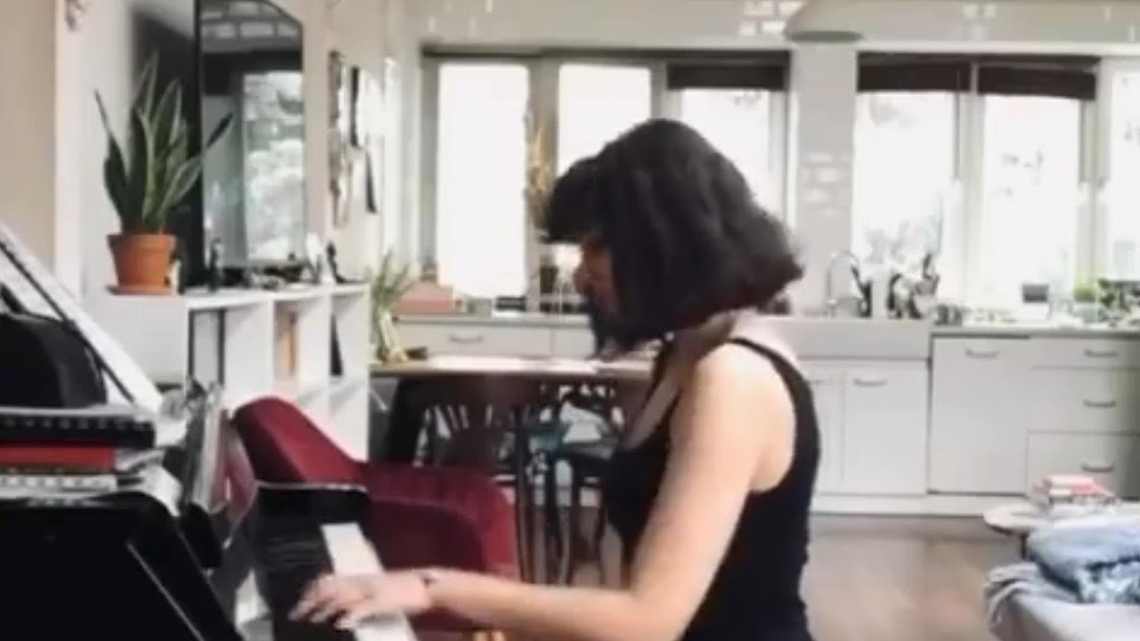 Maria Dębska gra na fortepianie