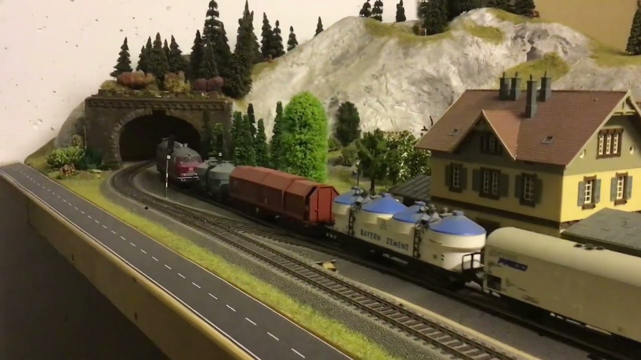 Kleine H0 - Modellbahnanlage: Ein Überblick mit BR110 und BR218