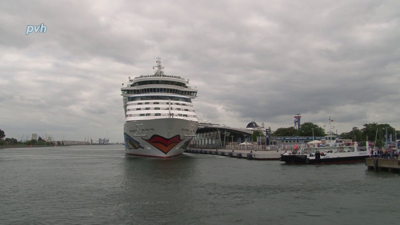 Impressionen vom Auslaufen der Aida diva in Warnemünde
