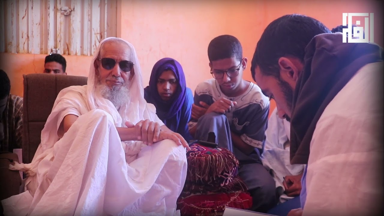 تسجسل لفضيلة الشيخ محمد الحسن بن أحمد الخديم،  شيخ محظرة التيسير  وهو يدرس بعض الطلاب