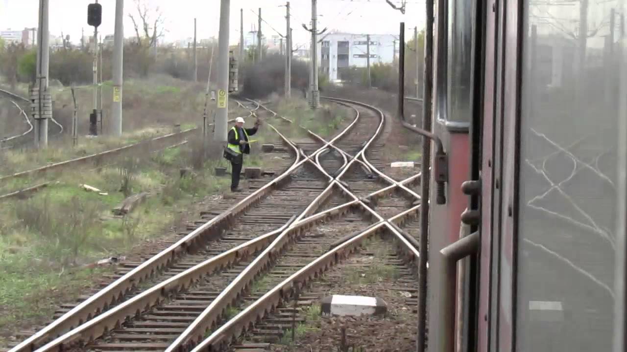 Trecerea locomotivei peste macazurile din statia Cernele