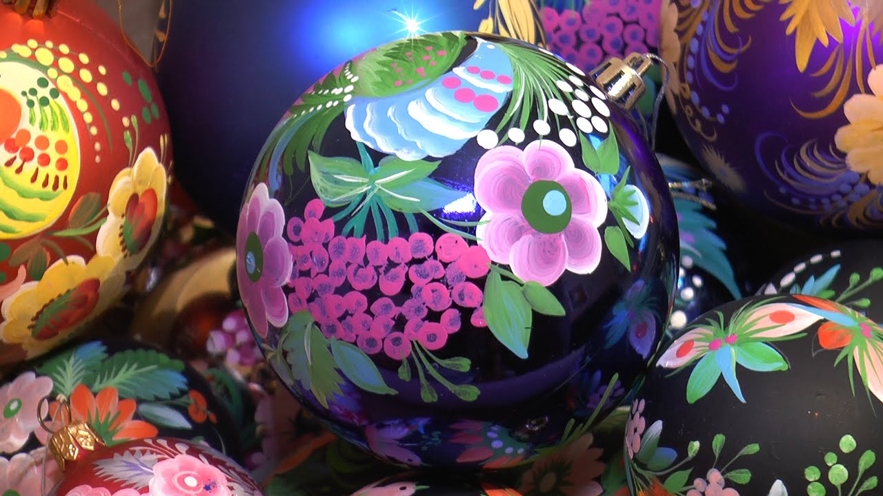 Харьковская художница показала основы росписи новогодних игрушек