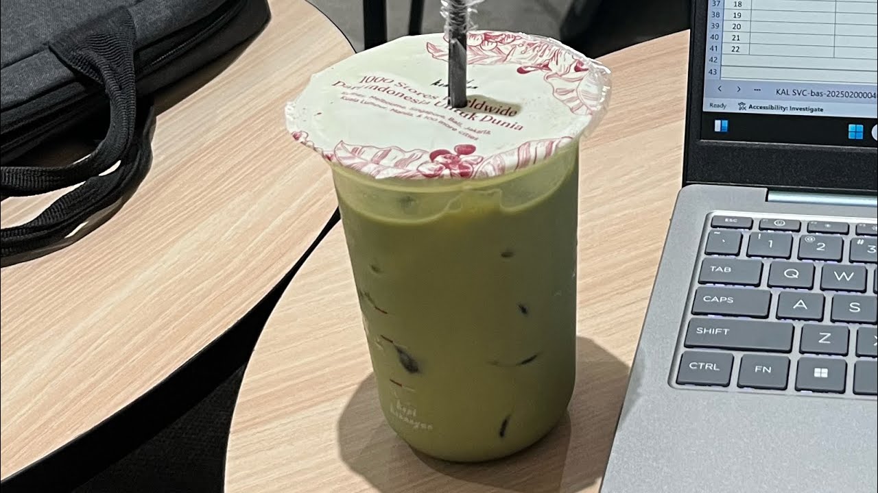 Ngerjain Tugas Kantor di salah satu coffee shop di Samarinda