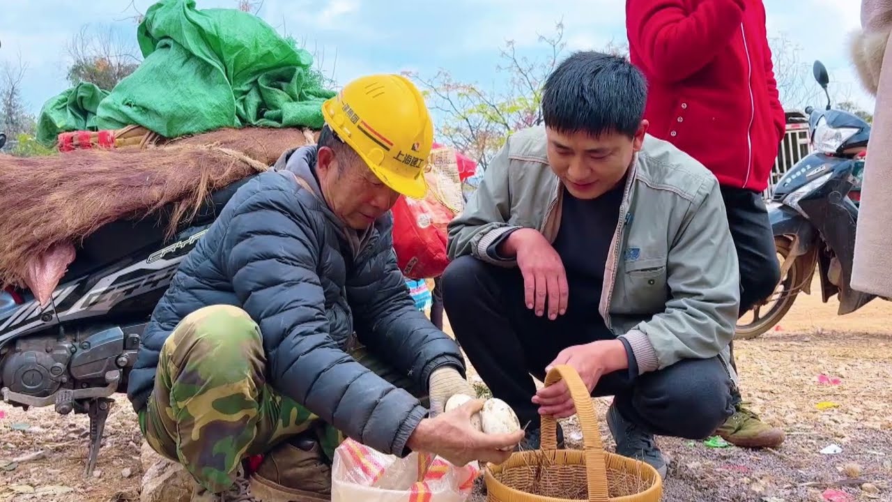 老公摆摊卖鹅蛋，拿到钱高兴坏了，回家上交给媳妇