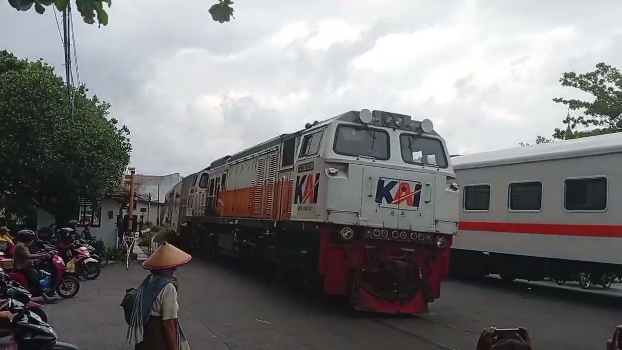 RAMAINYA KERETA DI AREA STASIUN TAWANG...!!! 