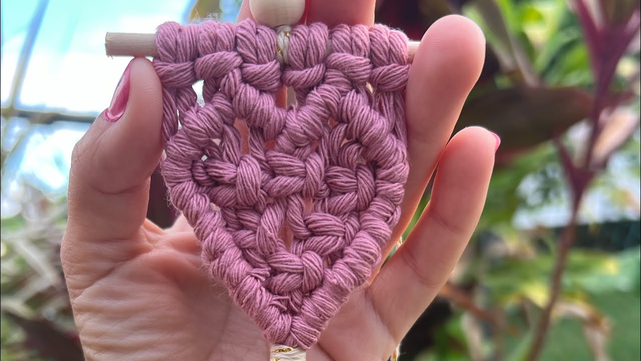 Colgante de corazón en macramé_macrame hanging heart