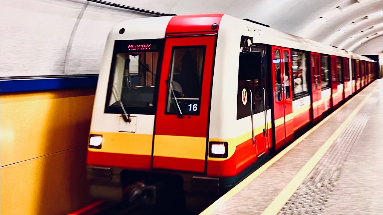 Звук Поезда Альстом Метрополис 98B Прибывающего и Отходящего на Линии М1 Метрополитена Варшавы