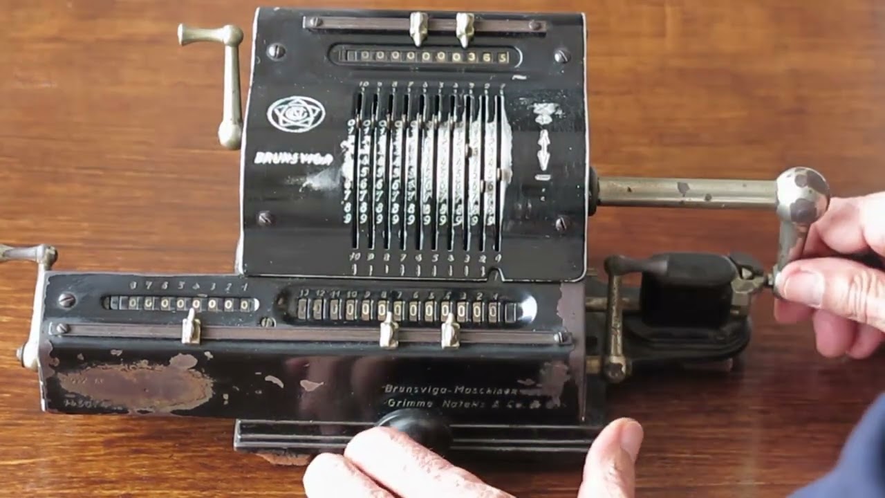 Multiplier avec une machine mécanique Brunsviga de 1930.