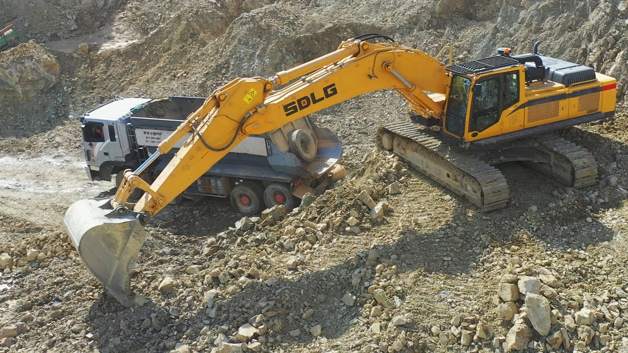 SDLG E6500F Excavator Cutting And Loading Into Hyundai 25 Ton Dump Truck