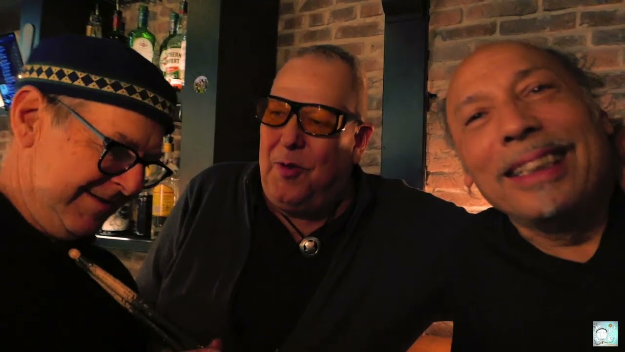 Big Franky в Cafe De Geit с барабанщиком и бас-гитаристом