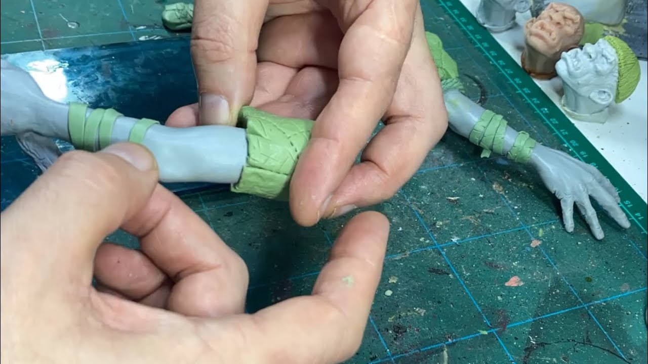 Sculpting Miniatures: Making belts, straps & bandages from Green Stuff and Miliput modelling putty.