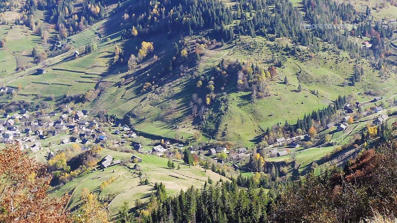 Карпатское село Верхняя Рожанка — вид с горы Высокий Верх