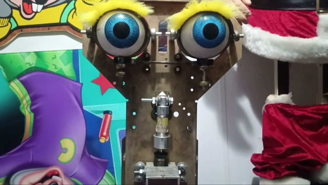 Up Close and Personal with a Chuck E Cheese Munch Cyberamic!
