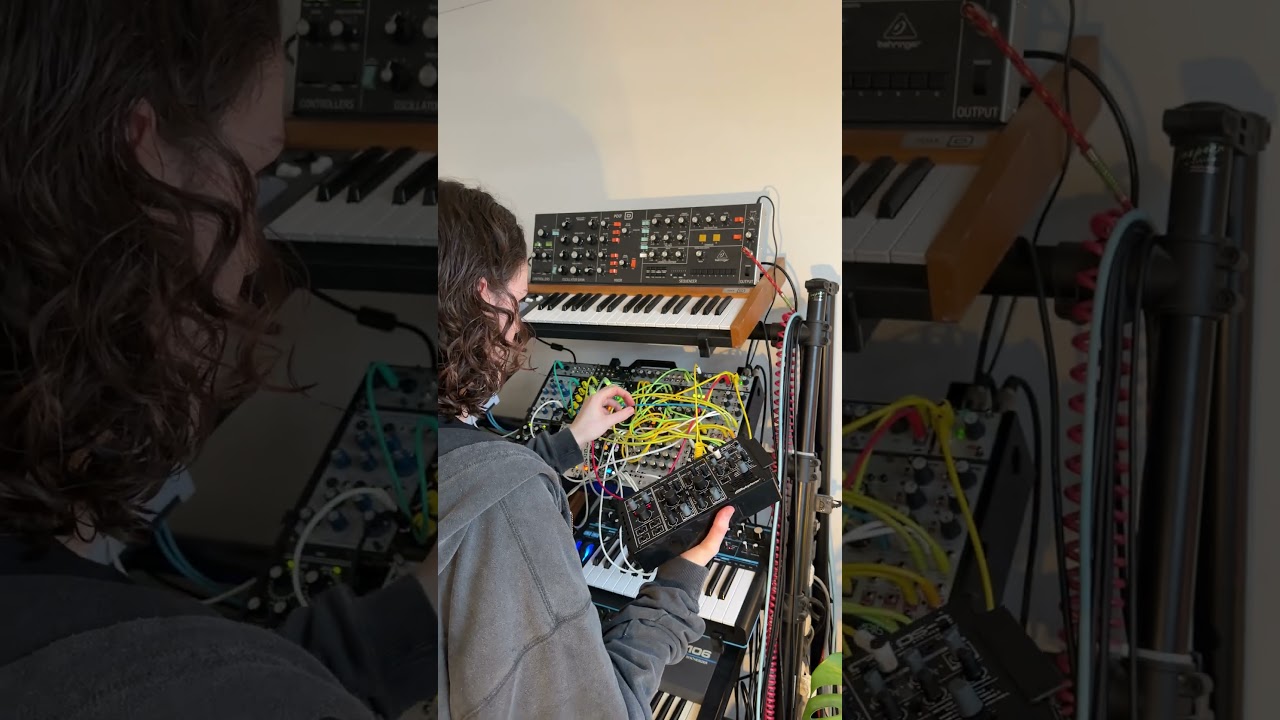 using the stylophone ds2 as a speaker for my modular synth