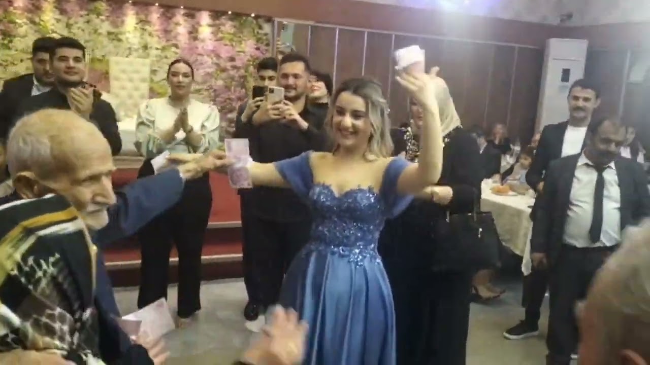 Iğdır'da 96 yaşındaki Adil Akman dede torununun nişanında oynadı