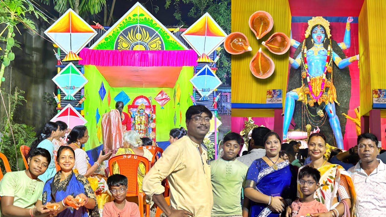 রাতে ননদের সঙ্গে ৪০ ফুটের প্রতিমা দেখে এলাম ৷ ঋতম আর তার বন্ধুরা পাড়ার কালী পূজার প্যান্ডেল সাজাল।