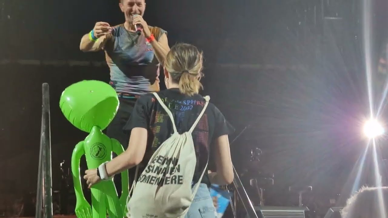 Coldplay Milano San Siro - Chris Martin invita una ragazza del pubblico GRETA a cantare con lui