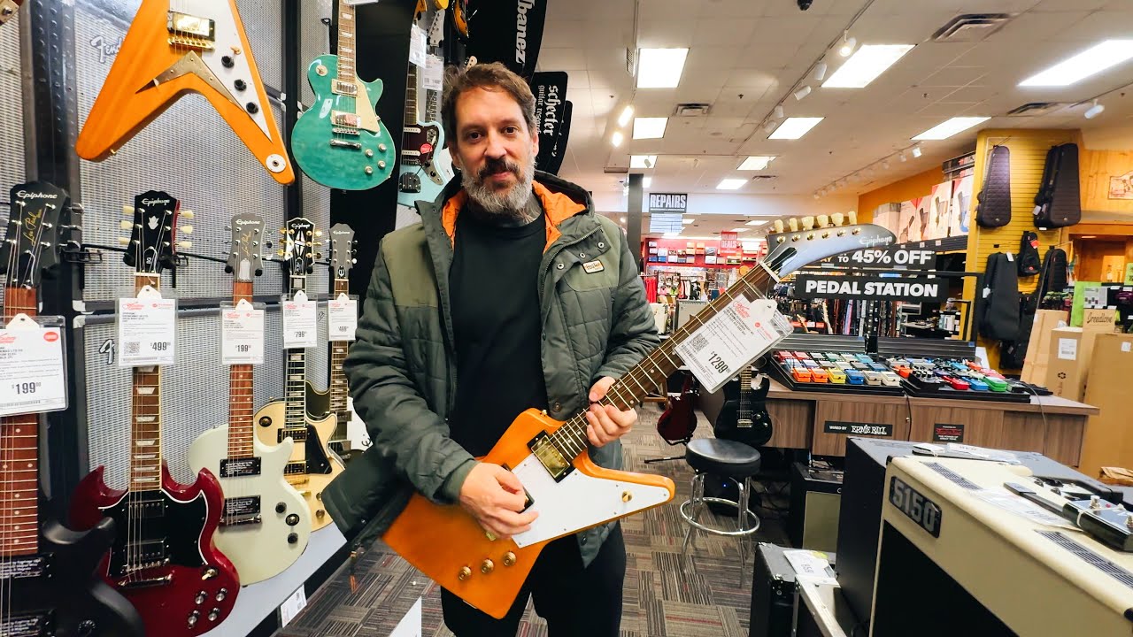 Elencando guitarras (feias) na Guitar Center com @SilasCF