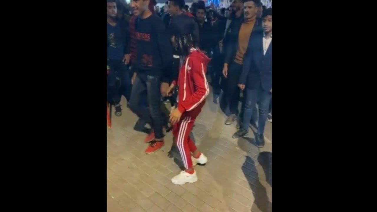 اجمل رقص لبنت صغيرة في ساحه التحرير