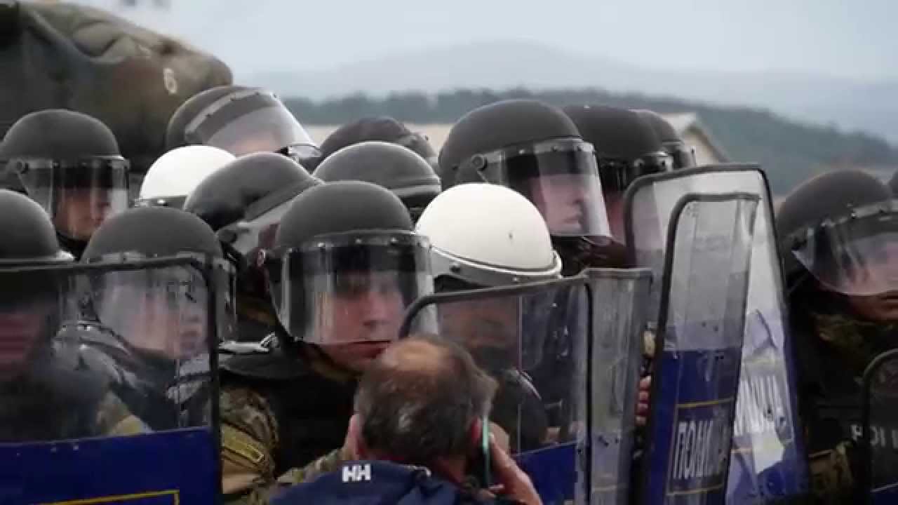 Idomeni refugees clash with police on Greece-Macedonia border