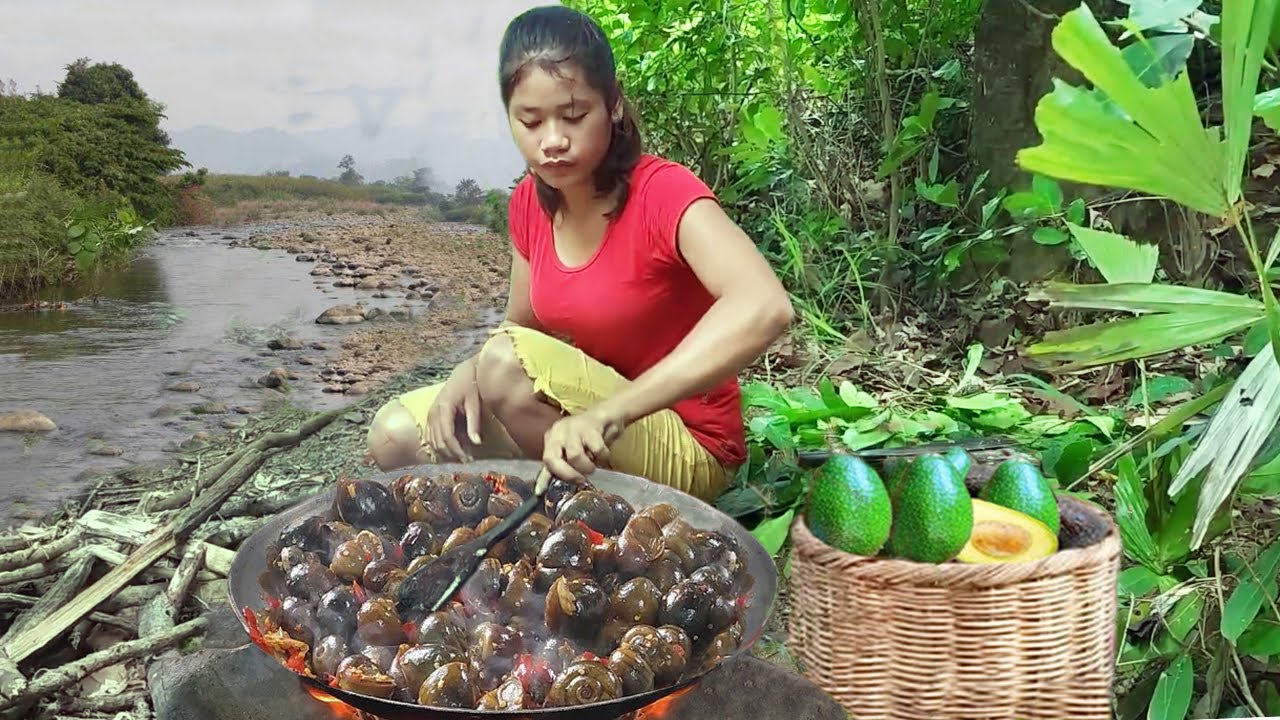Easy & fast Snails Spicy Cooking Recipe for survival Food we can do while in forest @LiisaCooking