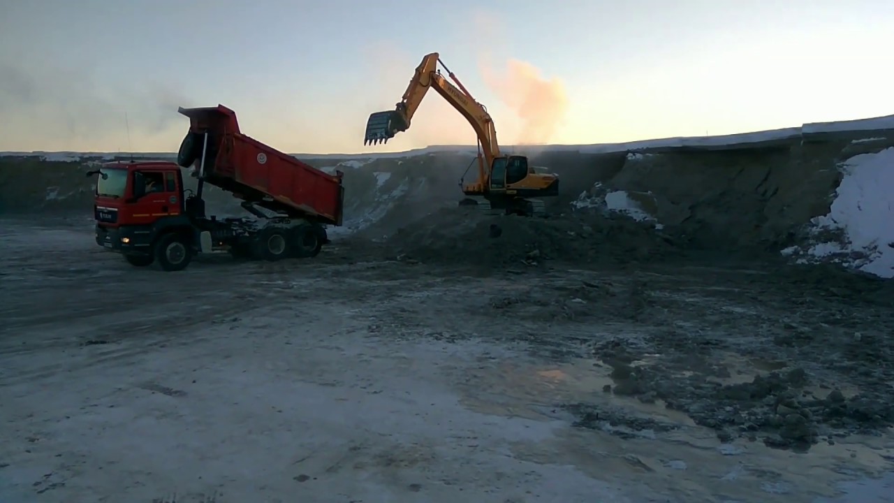 Вахта на севере. Возим песок. Мороз -32 мучаемся  с выгрузкой