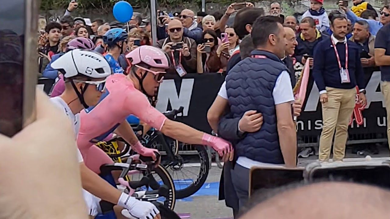 Mads Pedersen jokes with Nibali - Giro d'Italia 2025