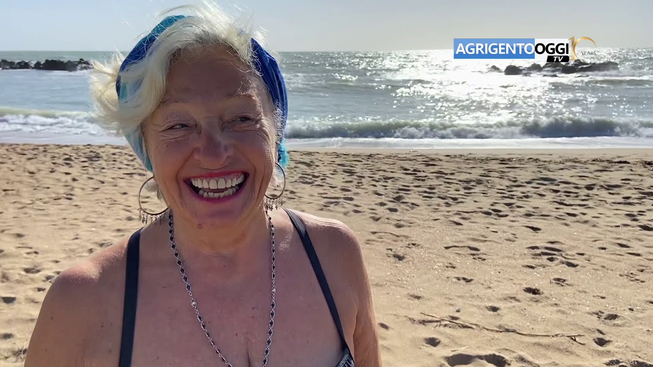 Primo bagno dell'anno per Aria Luce, friulana che ha deciso di vivere in Sicilia (VIDEO)
