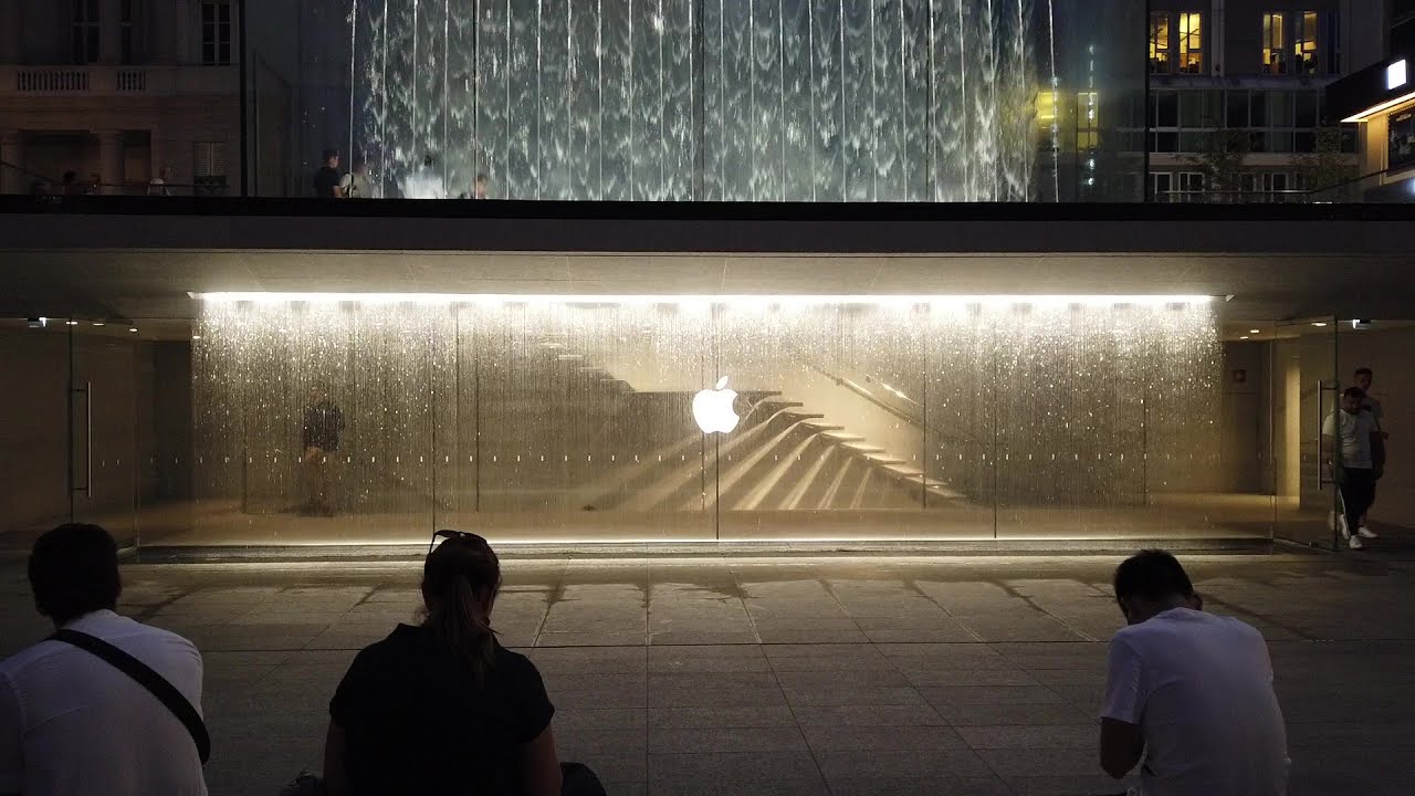 Milan Apple Store Design Analysis