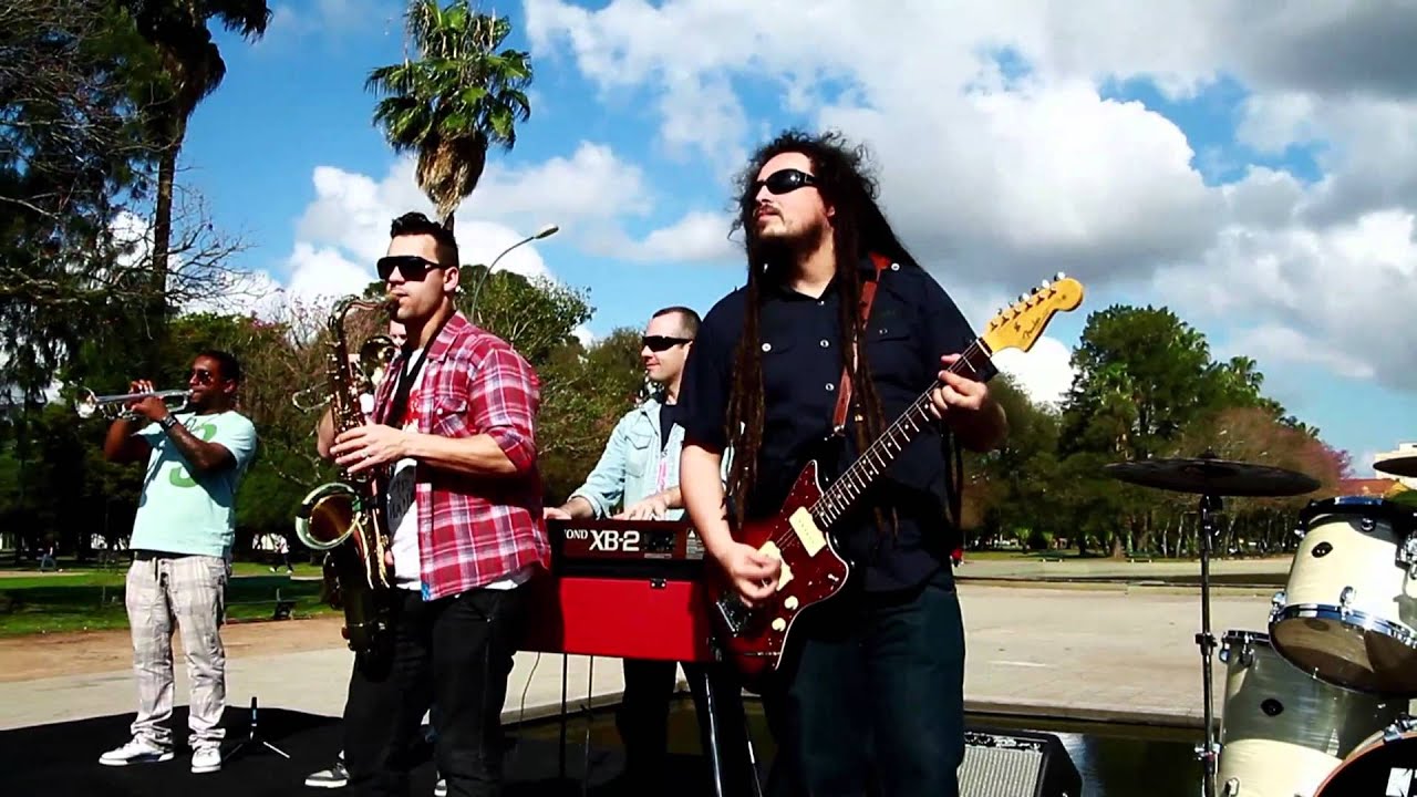 Chimarruts - Quando o Amor Bate a Porta (Clipe Oficial)