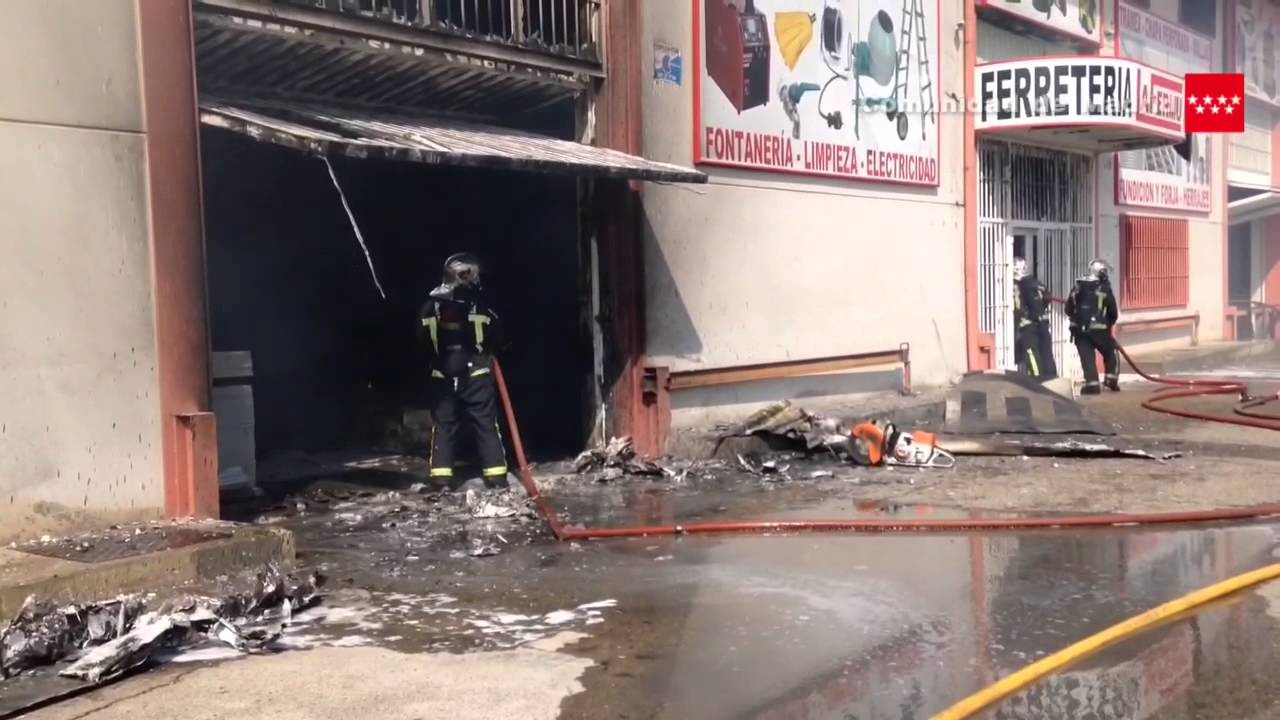 BBCM sigue trabajando en extinción incendio de Valdemoro. Dos naves totalmente afectadas.