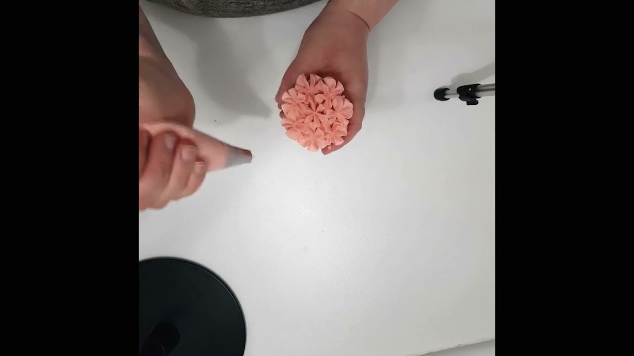 A Basic Buttercream Hydrangea Flower