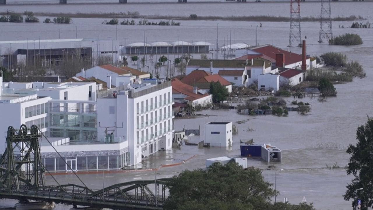 Città sott'acqua dopo il passaggio della tempesta IN PORTOGALLO: 