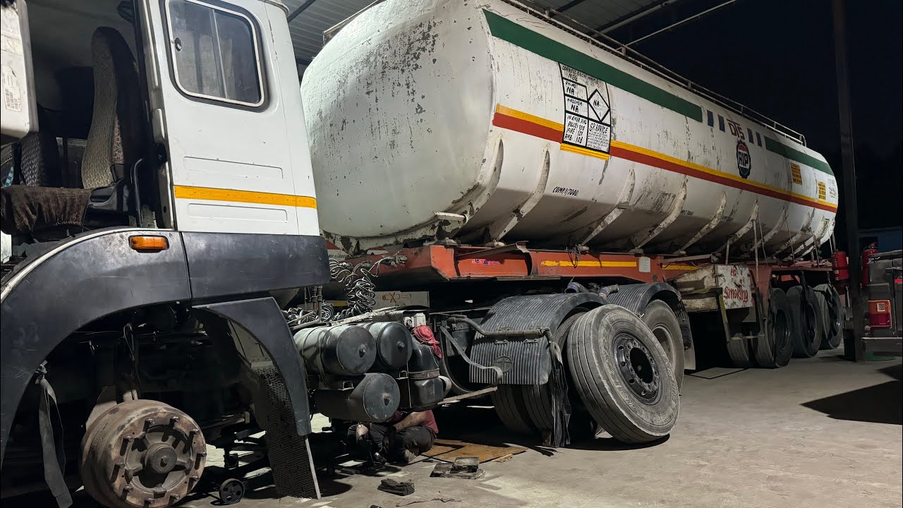 Accident truck ka cabin Godhra Se abhi tak nahi aaya Tata ke ￼engine ko Bina Kole kia repair￼