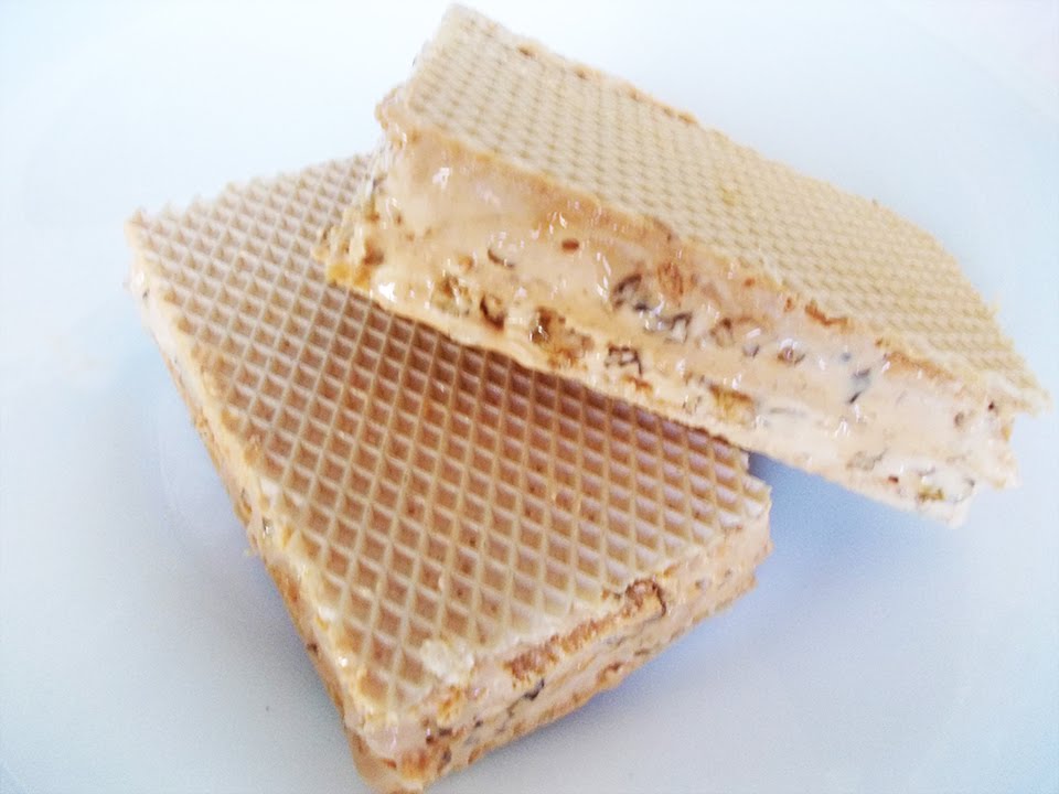 Prăjitură Halviță / Wafer sheets filled with walnuts and melted sugar