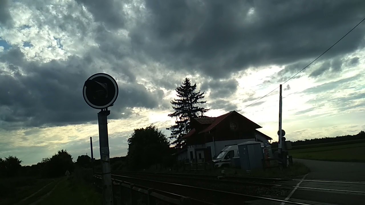 Trains à un passage à niveau #50 (Régiolis (sifflet) + AGC (sifflet aussi))