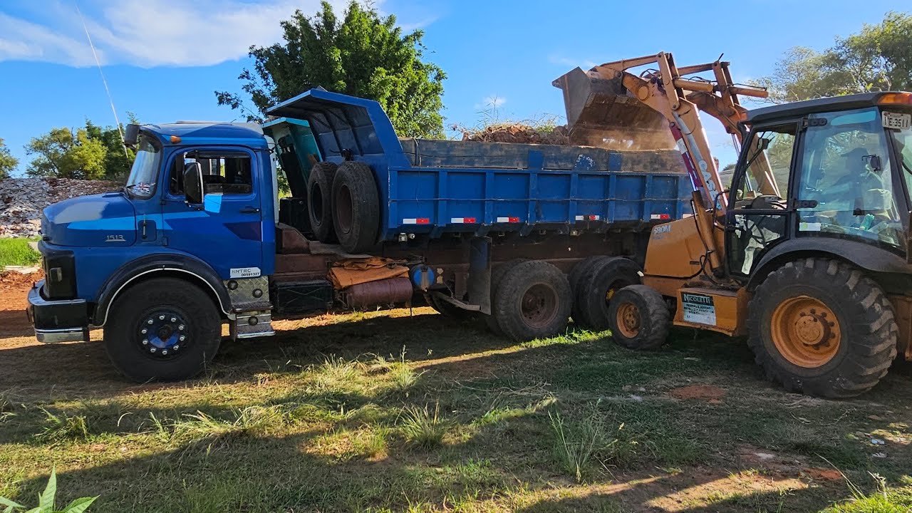 Dois Caminhões e Duas Retroescavadeiras trabalhando juntos 💥 🚀
