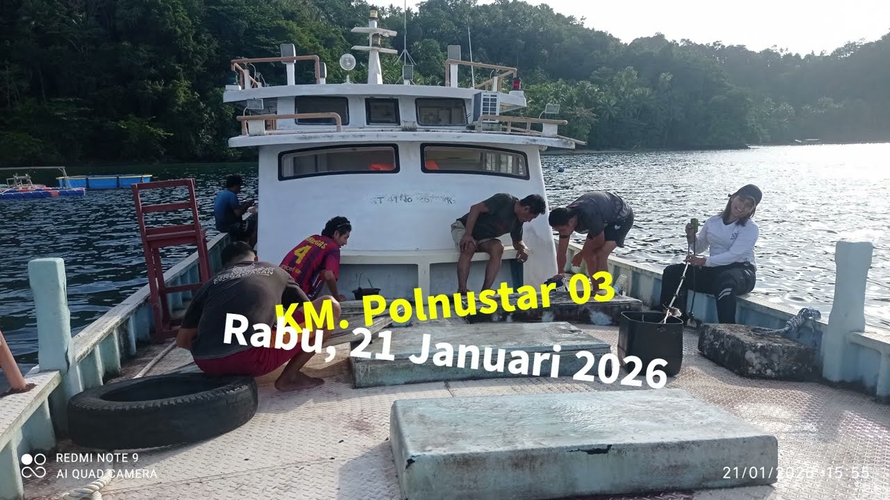 Pembersihan dan Perawatan KM Polnustar 03 oleh ABK dan Mahasiswa