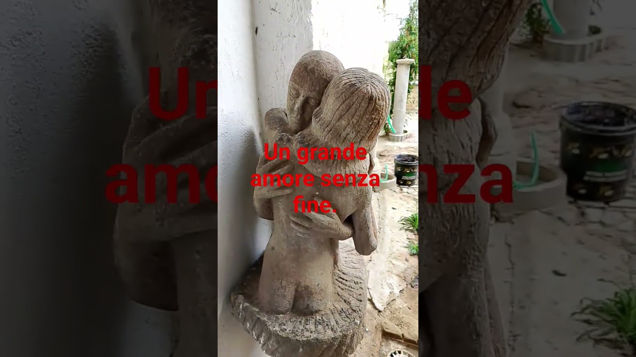 Scultura in pietra realizzata da Giuseppe Floris Serra (l'abbraccio). 