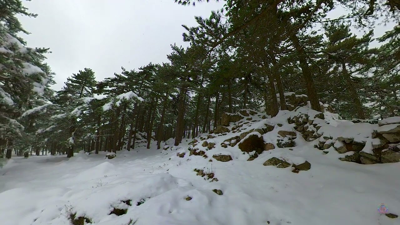 Panorama relaxant depuis les aiguilles du Col de Bavella vers Zonza en Corse du Sud sous la neige